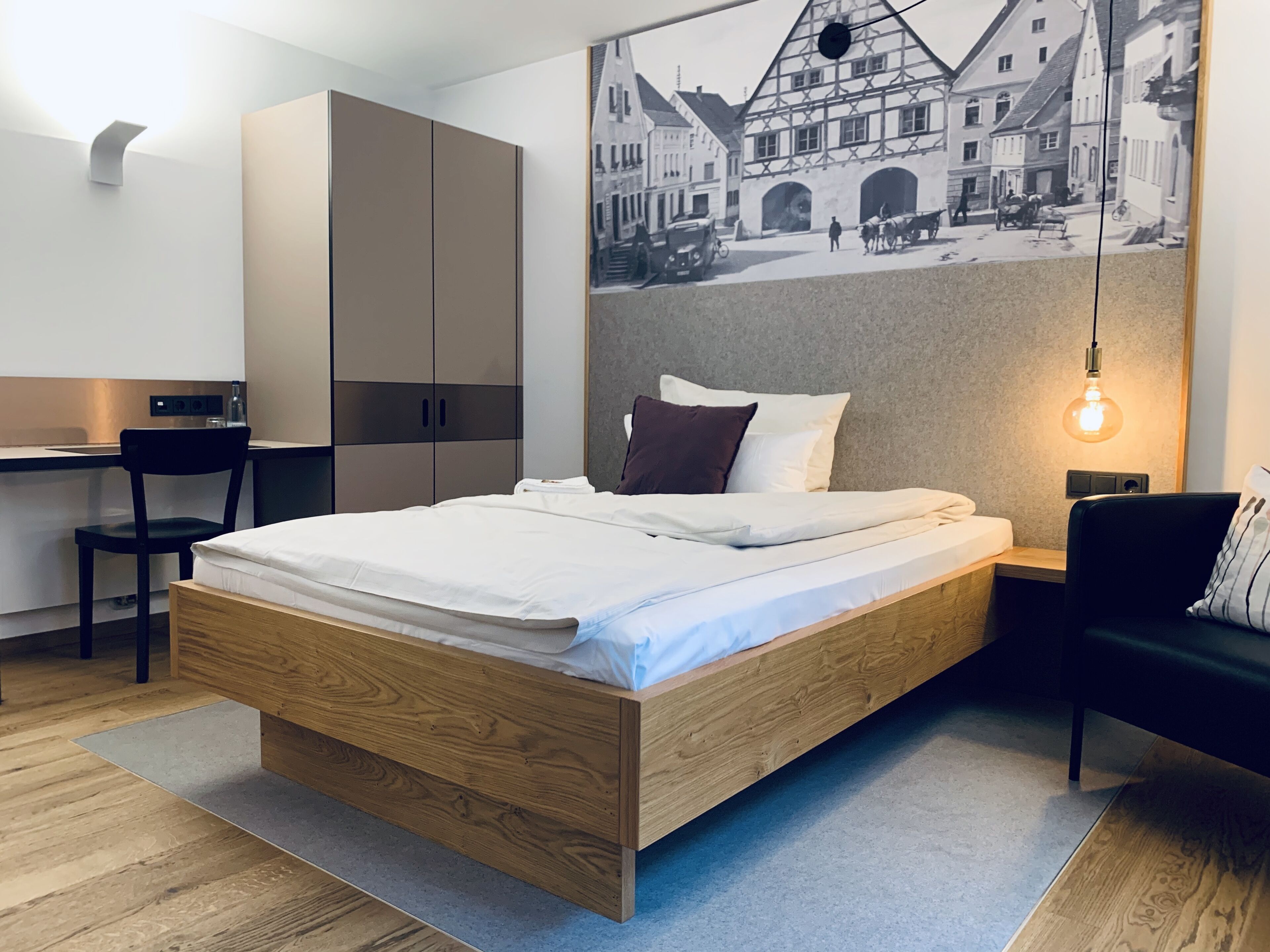 Doppelzimmer, französisches Bett (140 cm Bettbreite) | Allergikerbettwaren, Schreibtisch, laptopgeeigneter Arbeitsplatz