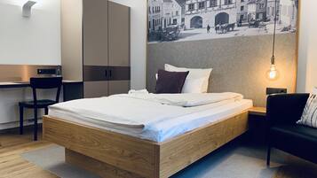 Double room, French bed (140 cm bed width) | Hypo-allergenic bedding, desk, laptop workspace, blackout drapes