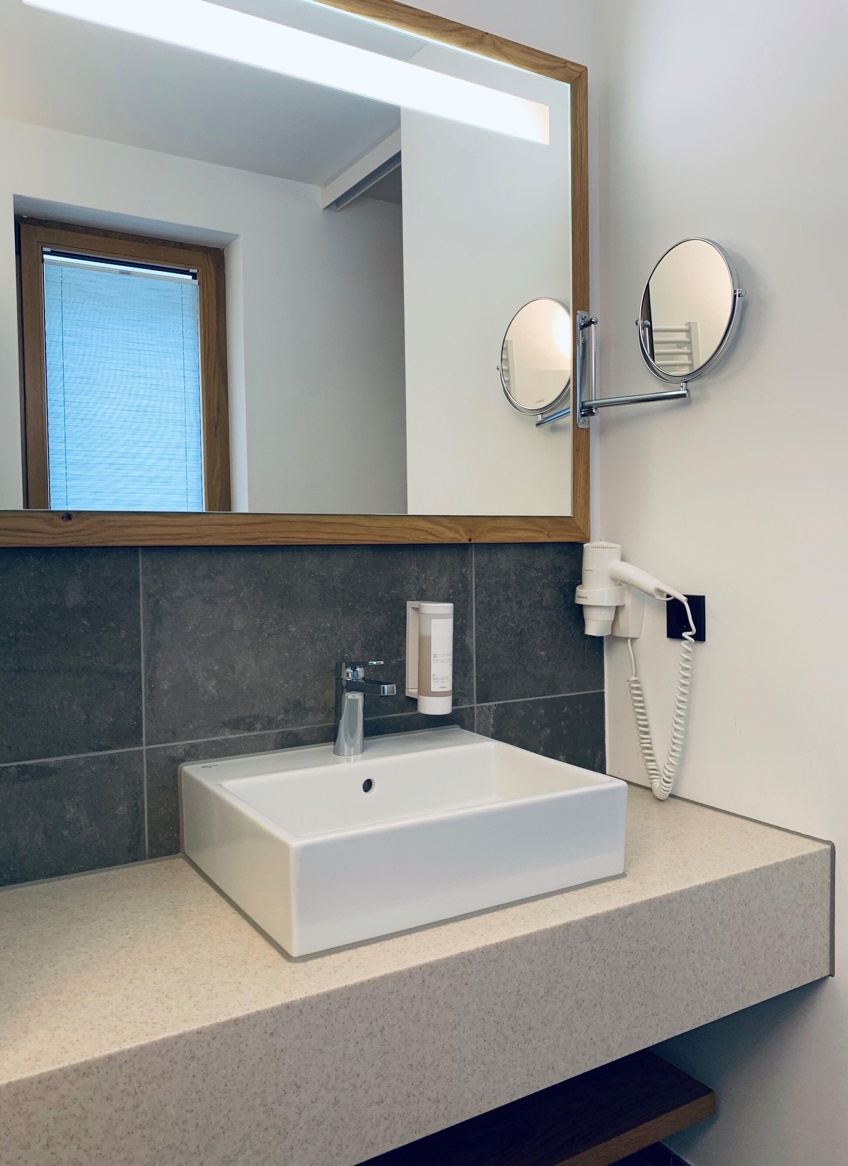 double room, french bed (140 cm bed width) | bathroom sink