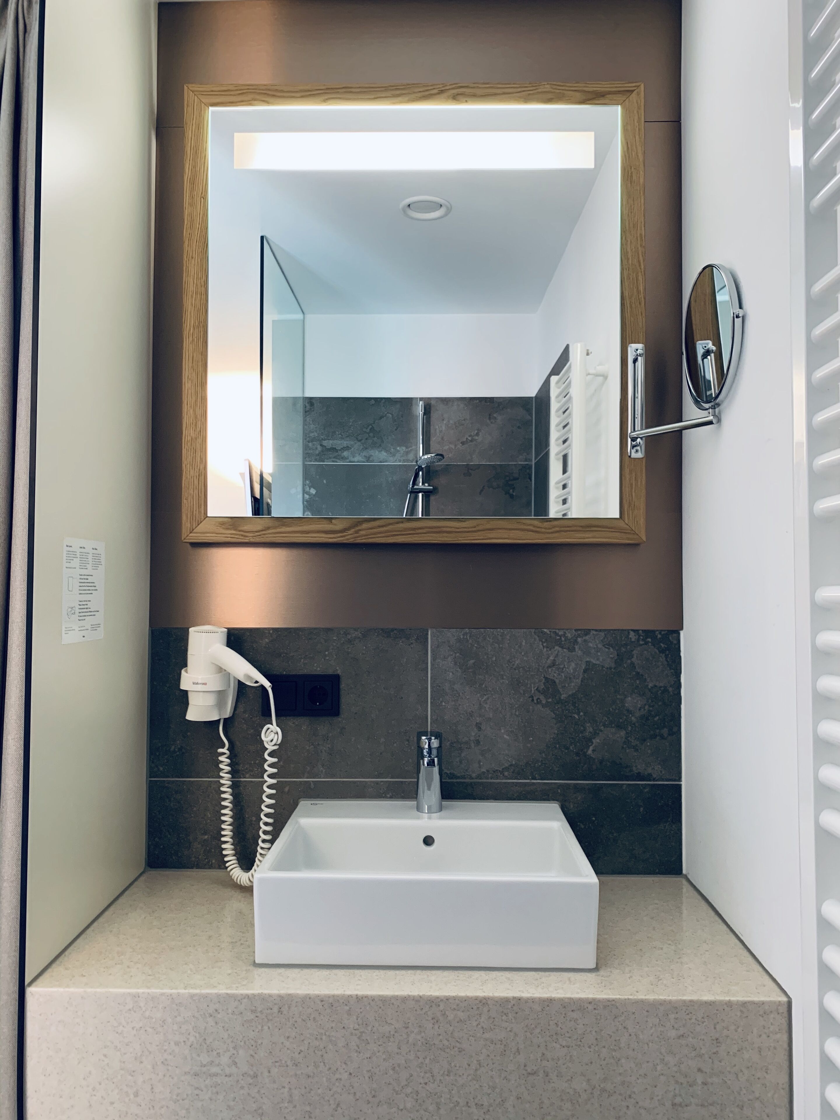 double room, french bed (140 cm bed width) | bathroom sink