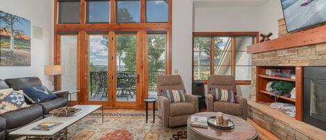 Una Smart TV, una chimenea