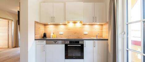 Fridge, oven, stovetop, dishwasher