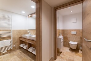 Dusche, Haartrockner, Handtücher, Seife