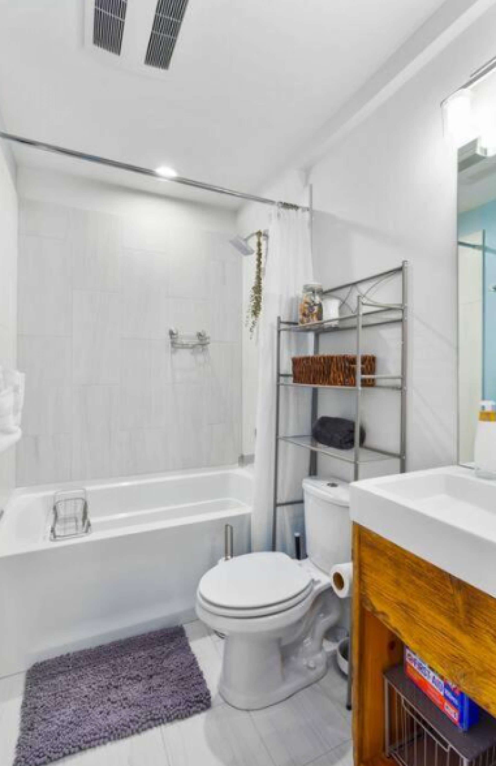 Douche, sèche-cheveux, serviettes fournies