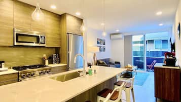 Refrigerador, microondas, horno y parrilla de estufa