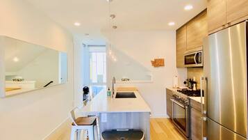 Refrigerador, microondas, horno y parrilla de estufa