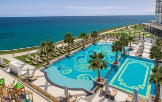 Plajda, 2 plaj barı, kürek/kano 