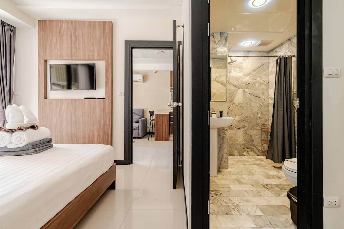 1 Bedroom Building View | Premium bedding, in-room safe, blackout drapes, iron/ironing board