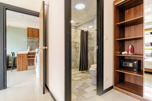 1 Bedroom Building View | Seprai premium, brankas, tirai kedap cahaya, dan setrika/meja setrika