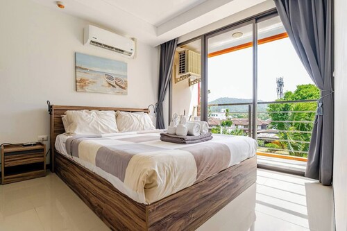 Naiharn Pearl Condo Hotel by Villacarte