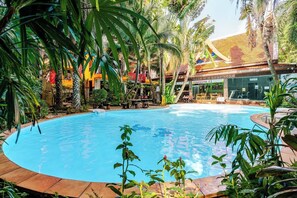 2 piscines extérieures