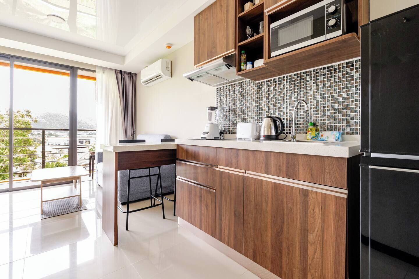 Lemari es besar, microwave, kompor, dan ketel listrik