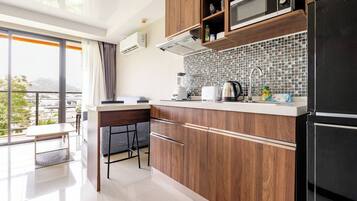 Lemari es besar, microwave, kompor, dan ketel listrik