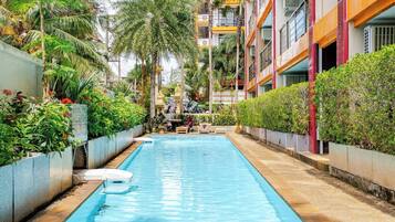 2 outdoor pools