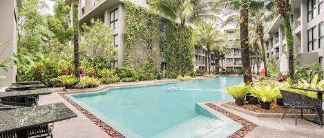 สระว่ายน้ำกลางแจ้ง