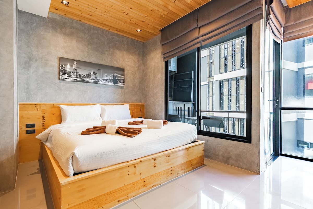 In-room safe, individually decorated, laptop workspace, blackout drapes