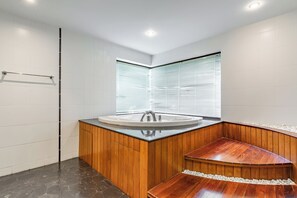 3 Bedrooms | Badkamer | Een aparte badkuip en douche, een bubbelbad, een regendouche