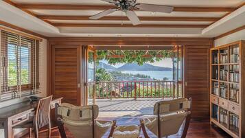 3 Bedrooms | Pemandangan pantai/laut