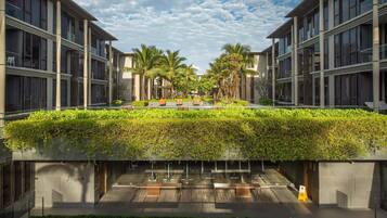 Bagian depan properti - sore/malam
