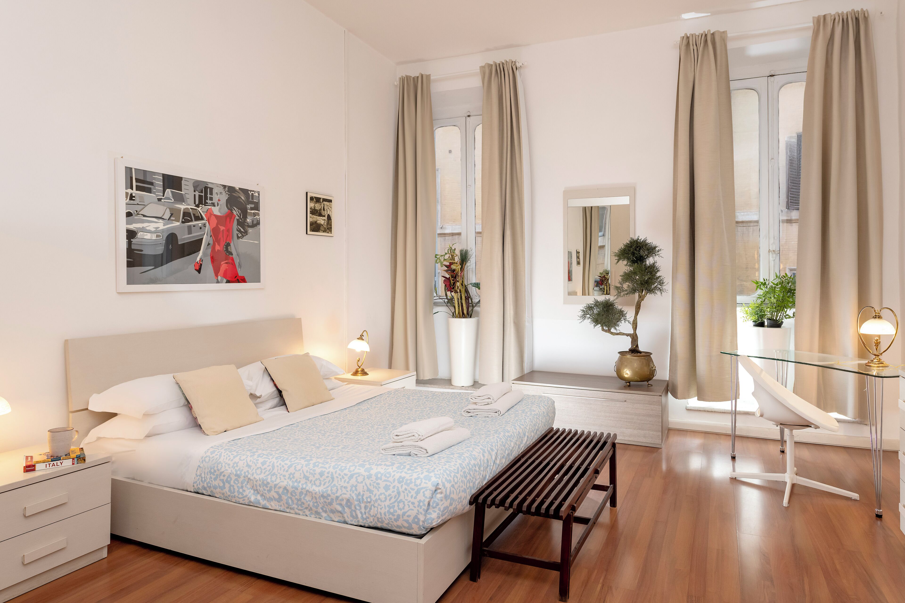 Cubrecamas, escritorio, tabla de planchar con plancha y cunas gratuitas 