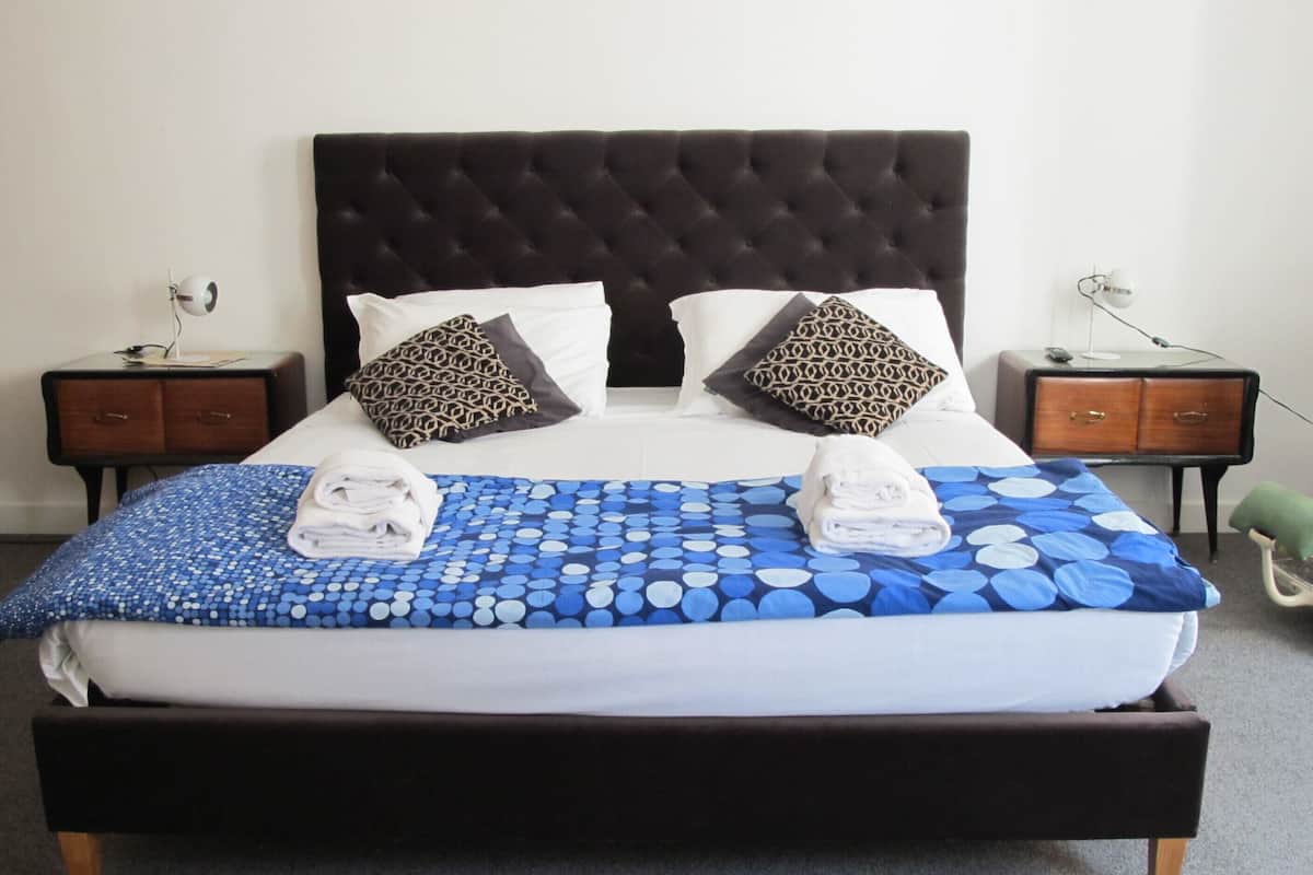 Appartement Luxe, 3 chambres, 2 salles de bains, vue ville | 1 chambre, couette en duvet d'oie, bureau, fer et planche à repasser