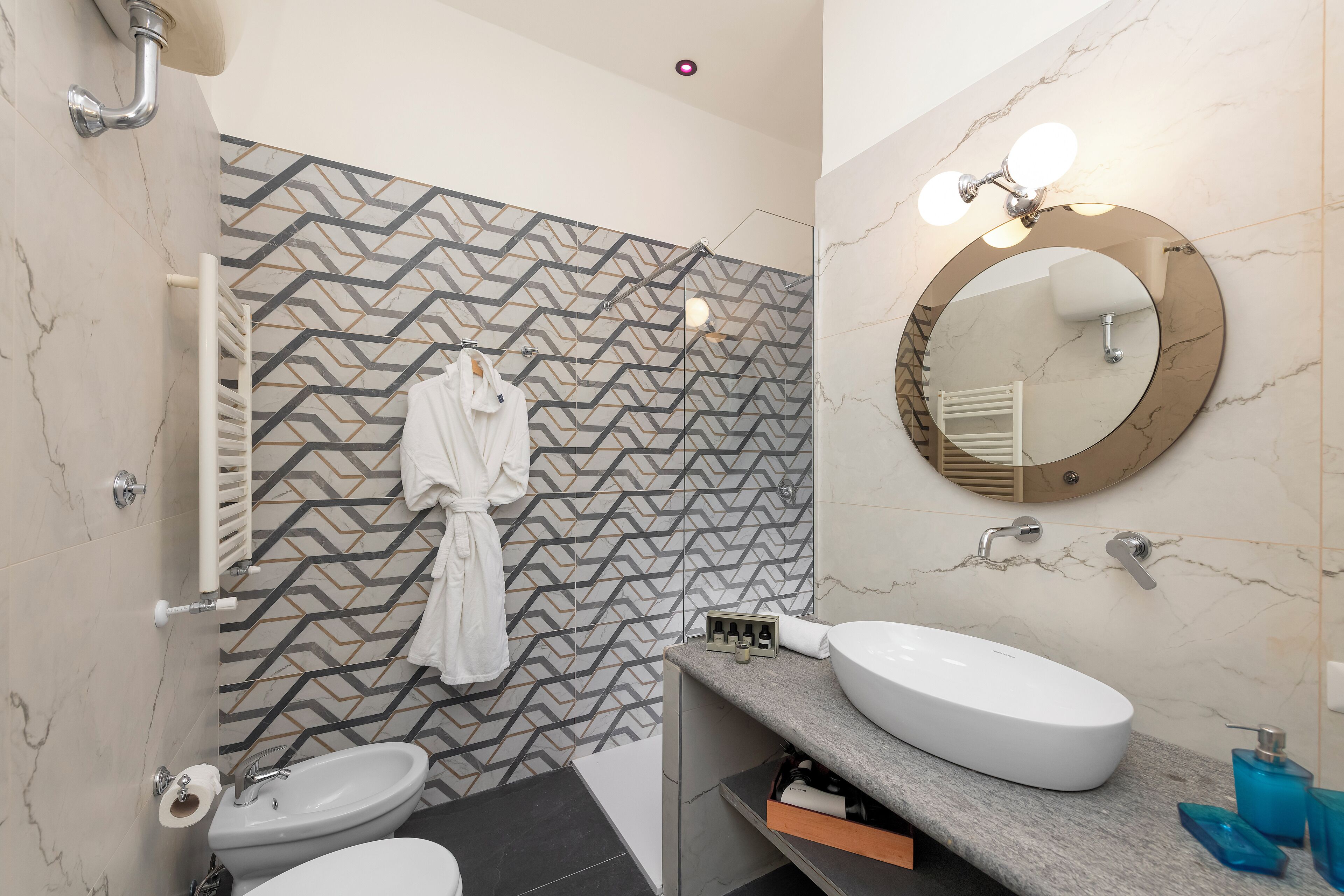 Luxe appartement, 3 slaapkamers, 2 badkamers, uitzicht op stad | Badkamer | Een douche, een haardroger, een bidet, handdoeken
