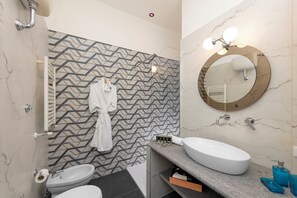 Luxury Apartment, 3 Bedrooms, 2 Bathrooms, City View | Bathroom | Shower, hair dryer, bidet, towels