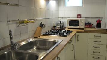 Luxury Apartment, 3 Bedrooms, 2 Bathrooms, City View | Private kitchen | Fridge, microwave, oven, stovetop