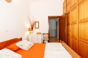 3 camere, una scrivania, ferro/asse da stiro, Wi-Fi gratuito