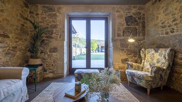 Een smart-tv, een open haard en een tafeltennistafel