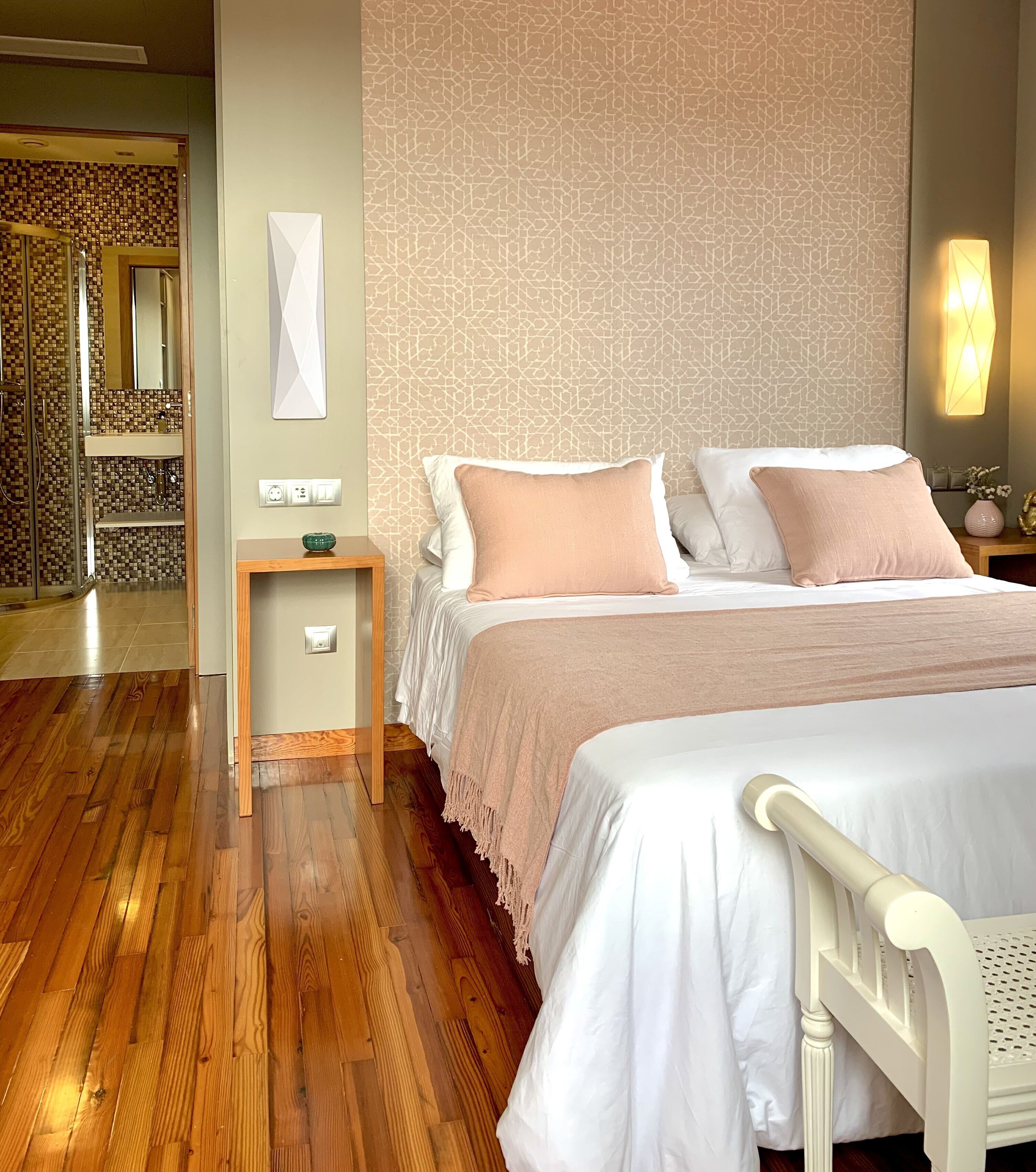 5 slaapkamers, een bureau, een strijkplank/strijkijzer, reisbedje