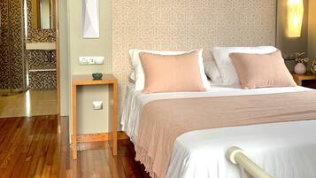 5 slaapkamers, een bureau, een strijkplank/strijkijzer, reisbedje