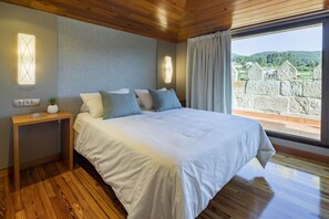 5 bedrooms, desk, iron/ironing board, travel cot