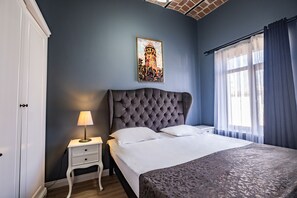 Suite familiar, balcón | Ropa de cama de alta calidad, minibar, caja fuerte y escritorio