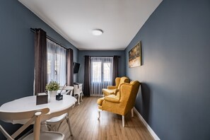 Ático, terraza | Ropa de cama de alta calidad, minibar, caja fuerte y escritorio