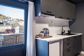 Premium bedding, minibar, in-room safe, desk - Selvese Suites – Serviced Living in Galata (Istanbul)