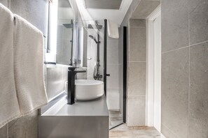 Premium bedding, minibar, in-room safe, desk - Selvese Suites – Serviced Living in Galata (Istanbul)