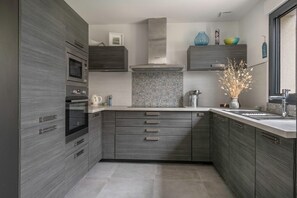 Réfrigérateur, micro-ondes, four, lave-vaisselle