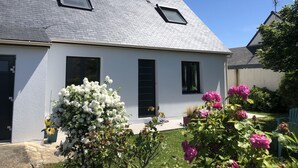 A modern house with two skylights, a white exterior, and a garden with white and pink flowers. - Vacations for 6 around the Gulf (Saint-Gildas-de-Rhuys)
