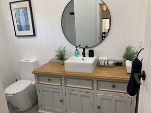 Dusche, Haartrockner, Handtücher, Seife