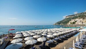 In Strandnähe, Liegestühle, Strandtücher