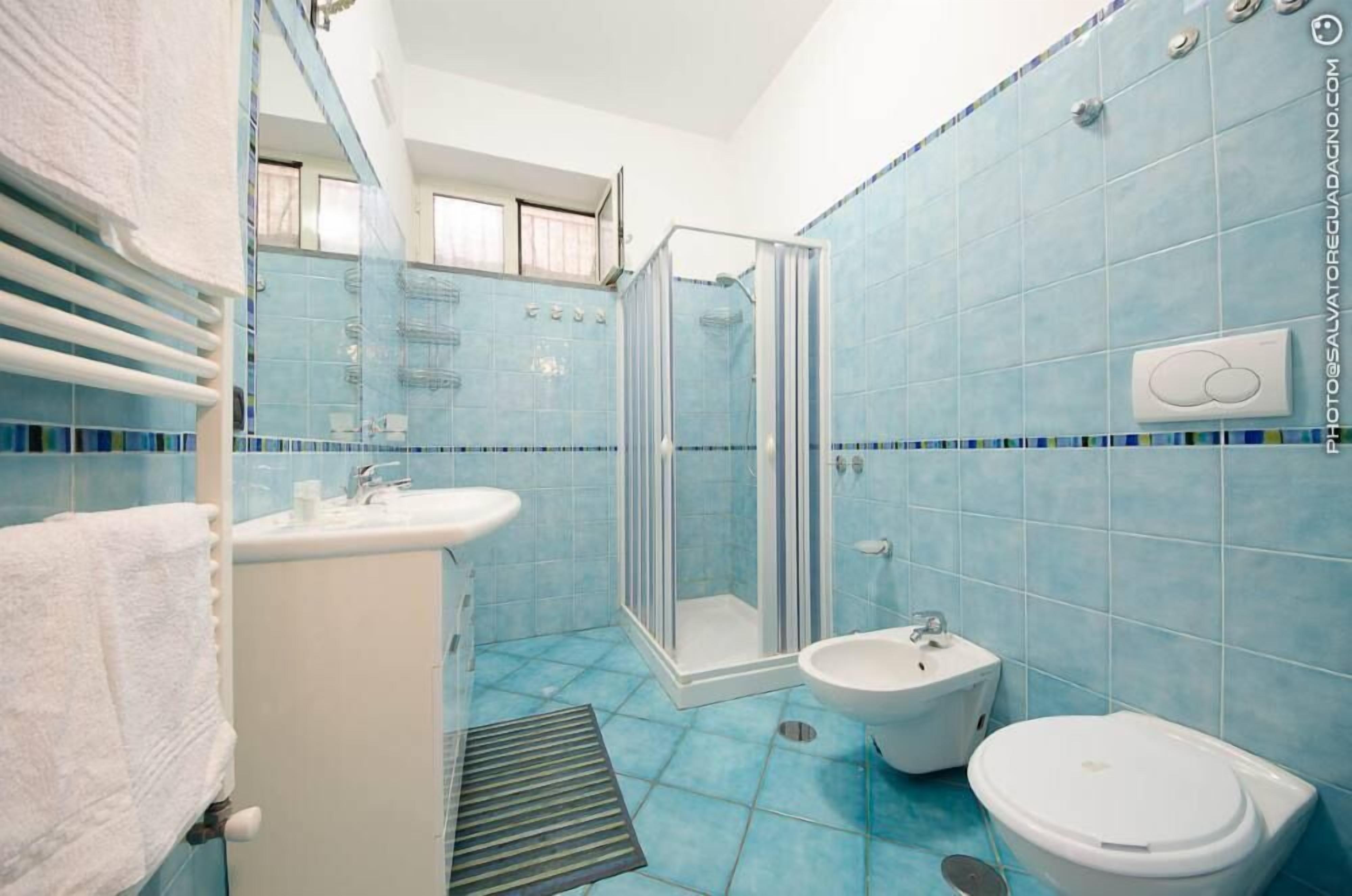 Regadera, secadora de cabello, bidet, toallas 