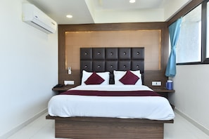 In-room safe, desk, soundproofing, free WiFi