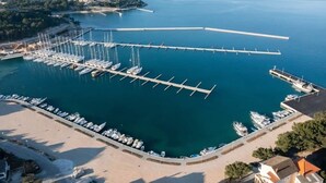 Vue aérienne d’une marina avec de nombreux quais et des bateaux.