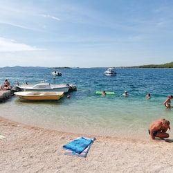 Una spiaggia nelle vicinanze, lettini da mare, 4 bar sulla spiaggia