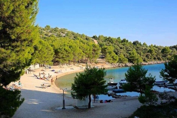 Beach nearby, sun loungers, 4 beach bars - Villa Antonio (Pakostane)