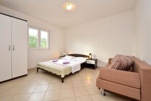 Comfort Cabin | Individually furnished, laptop workspace, soundproofing, free WiFi - Villa Antonio (Pakostane)