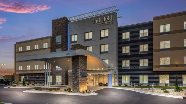 Un hôtel Fairfield by Marriott au design moderne, caractérisé par une entrée imposante, de nombreux étages et une façade bien éclairée.