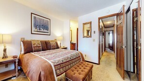 3 bedrooms, free WiFi, bed sheets - Updated & Large, Near Golf Course! Gas Grill & Deck. Forested Quiet Location (Mammoth Lakes)