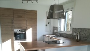 Kaffetrakter/tekoker, kjøleskap, mikrobølgeovn og ovn